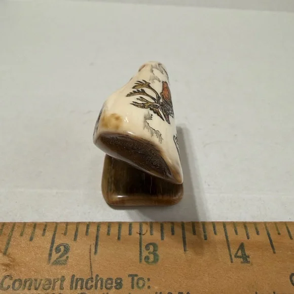 Scrimshaw wildlife engraving on a portion of a Whale’s tooth - Picture 6 of 6